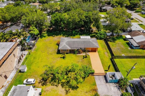 Commercial property in Dania Beach, Florida № 1756778 - photo 7