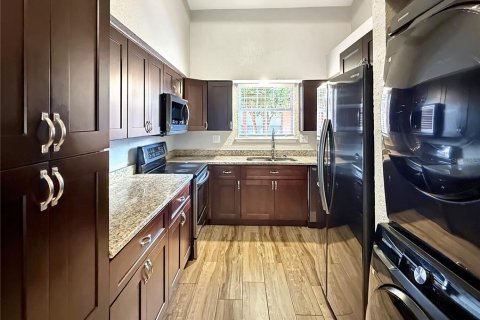 House in Orlando, Florida 2 bedrooms, 92.34 sq.m. № 2399315 - photo 3
