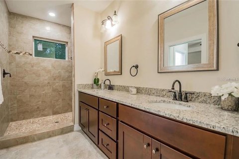 House in Tampa, Florida 3 bedrooms, 156.26 sq.m. № 1737414 - photo 9