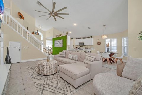 Villa ou maison à vendre à Kissimmee, Floride: 4 chambres, 196.3 m2 № 1896899 - photo 10