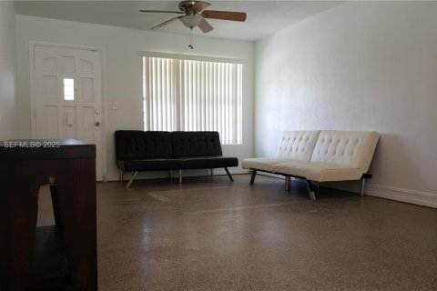 Casa en alquiler en Hollywood, Florida, 3 dormitorios, 83.61 m2 № 1993732 - foto 3