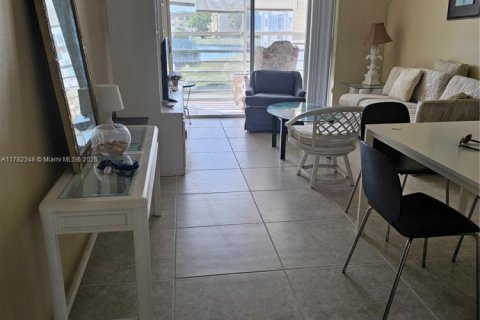 Condo in Sunrise, Florida, 1 bedroom  № 1711757 - photo 3