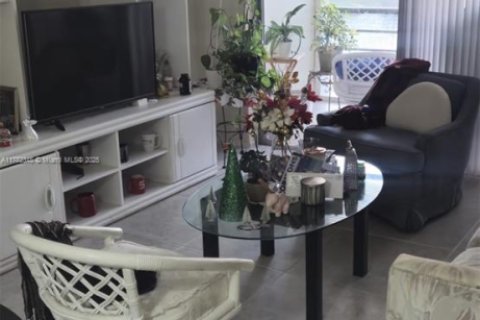 Condo in Sunrise, Florida, 1 bedroom  № 1711757 - photo 4