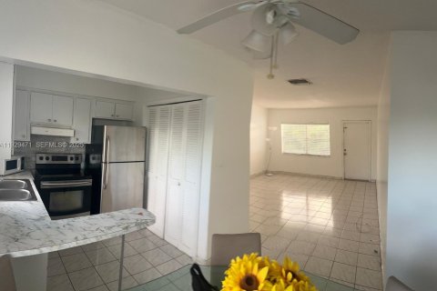 Condominio en Hollywood, Florida, 1 dormitorio  № 2076876
