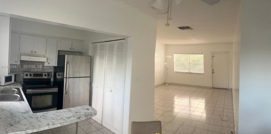 Condominio en Hollywood, Florida, 1 dormitorio № 2076876