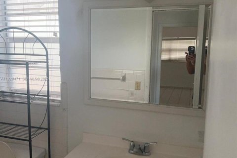 Condominio en venta en Hollywood, Florida, 1 dormitorio, 59.92 m2 № 2076876 - foto 3
