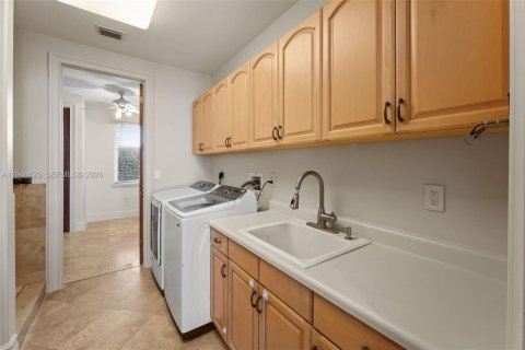 Снять в аренду виллу или дом в Норт-Майами-Бич, Флорида 5 спален, 556.21м2, № 2004804 - фото 17