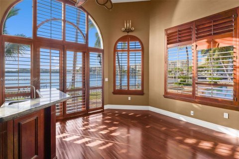 Снять в аренду виллу или дом в Норт-Майами-Бич, Флорида 5 спален, 556.21м2, № 2004804 - фото 11