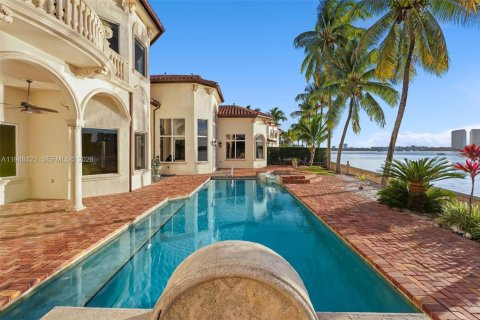 Снять в аренду виллу или дом в Норт-Майами-Бич, Флорида 5 спален, 556.21м2, № 2004804 - фото 2