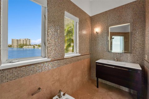 Снять в аренду виллу или дом в Норт-Майами-Бич, Флорида 5 спален, 556.21м2, № 2004804 - фото 26