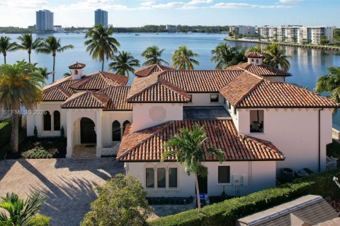 Снять в аренду виллу или дом в Норт-Майами-Бич, Флорида 5 спален, 556.21м2, № 2004804 - фото 4