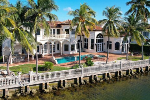 Снять в аренду виллу или дом в Норт-Майами-Бич, Флорида 5 спален, 556.21м2, № 2004804 - фото 3