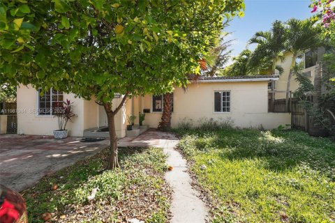 Villa ou maison à vendre à Miami Beach, Floride: 3 chambres, 126.35 m2 № 2049156 - photo 2