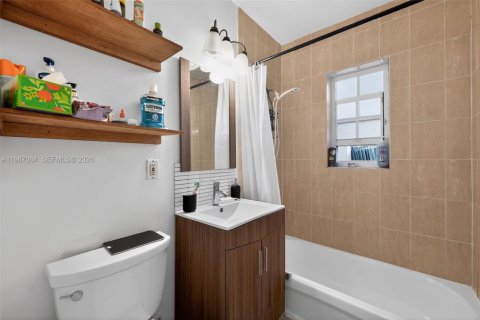 Villa ou maison à vendre à Miami Beach, Floride: 3 chambres, 126.35 m2 № 2049156 - photo 24