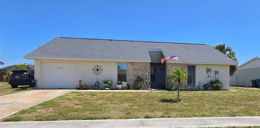 House in Port Charlotte, Florida 2 bedrooms, 104.79 sq.m. № 1636695