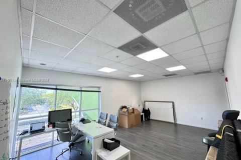 Commercial property in Doral, Florida № 1129274