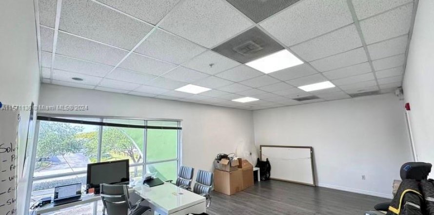 Commercial property in Doral, Florida № 1129274