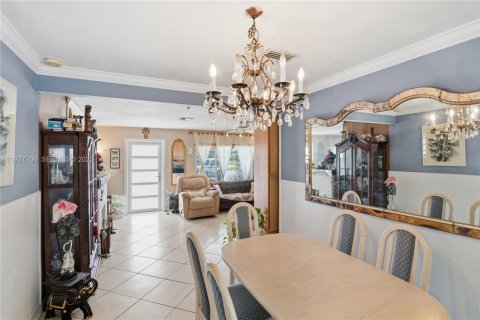 House in Oakland Park, Florida 3 bedrooms, 124.21 sq.m. № 1988107 - photo 12