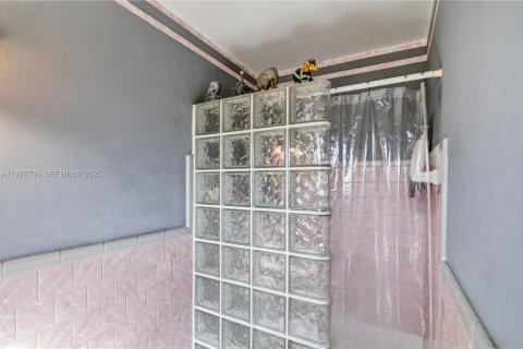 House in Oakland Park, Florida 3 bedrooms, 124.21 sq.m. № 1988107 - photo 21