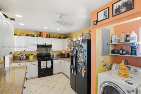 House in Oakland Park, Florida 3 bedrooms, 124.21 sq.m. № 1988107 - photo 17