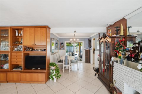 House in Oakland Park, Florida 3 bedrooms, 124.21 sq.m. № 1988107 - photo 10