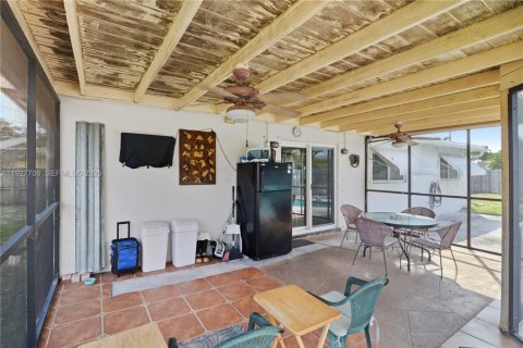 House in Oakland Park, Florida 3 bedrooms, 124.21 sq.m. № 1988107 - photo 29