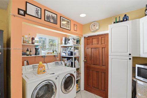 House in Oakland Park, Florida 3 bedrooms, 124.21 sq.m. № 1988107 - photo 16