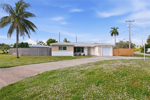 House in Oakland Park, Florida 3 bedrooms, 124.21 sq.m. № 1988107 - photo 1