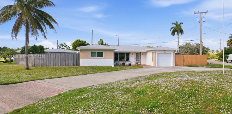 House in Oakland Park, Florida 3 bedrooms, 124.21 sq.m. № 1988107