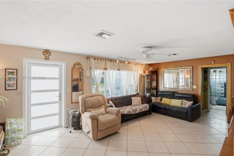 House in Oakland Park, Florida 3 bedrooms, 124.21 sq.m. № 1988107 - photo 7