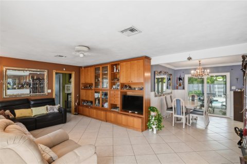 House in Oakland Park, Florida 3 bedrooms, 124.21 sq.m. № 1988107 - photo 9