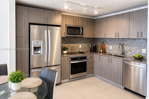 Condo in Doral, Florida, 1 bedroom № 2181777 - photo 6