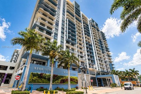 Condo in Doral, Florida, 1 bedroom № 2181777 - photo 2