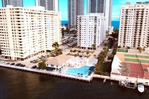 Copropriété à vendre à Hallandale Beach, Floride: 2 chambres, 111.48 m2 № 1999185 - photo 3