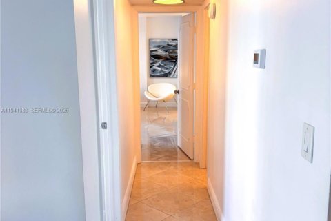 Copropriété à vendre à Hallandale Beach, Floride: 2 chambres, 111.48 m2 № 1999185 - photo 17