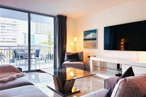 Copropriété à vendre à Hallandale Beach, Floride: 2 chambres, 111.48 m2 № 1999185 - photo 12