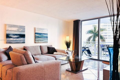 Copropriété à vendre à Hallandale Beach, Floride: 2 chambres, 111.48 m2 № 1999185 - photo 13