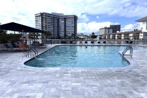 Copropriété à vendre à Hallandale Beach, Floride: 2 chambres, 111.48 m2 № 1999185 - photo 4