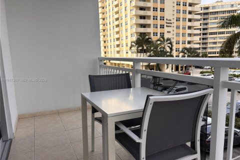 Copropriété à vendre à Hallandale Beach, Floride: 2 chambres, 111.48 m2 № 1999185 - photo 14