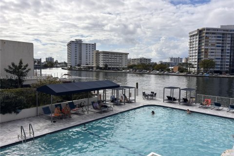 Copropriété à vendre à Hallandale Beach, Floride: 2 chambres, 111.48 m2 № 1999185 - photo 5