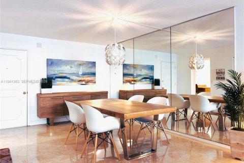 Copropriété à vendre à Hallandale Beach, Floride: 2 chambres, 111.48 m2 № 1999185 - photo 15