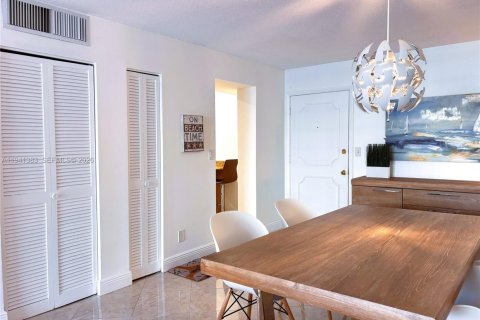 Copropriété à vendre à Hallandale Beach, Floride: 2 chambres, 111.48 m2 № 1999185 - photo 16