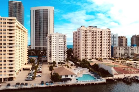 Condo à Hallandale Beach, Floride, 2 chambres № 1999185