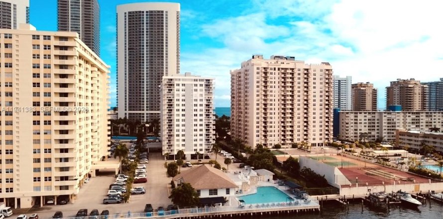 Condo à Hallandale Beach, Floride, 2 chambres  № 1999185