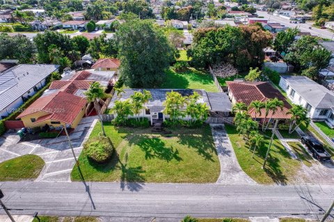 House in Miami, Florida 3 bedrooms, 144 sq.m. № 2034888 - photo 14