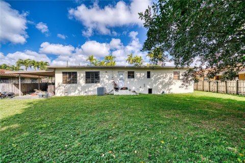 House in Miami, Florida 3 bedrooms, 144 sq.m. № 2034888 - photo 29