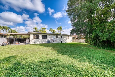 House in Miami, Florida 3 bedrooms, 144 sq.m. № 2034888 - photo 30