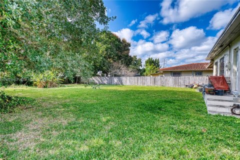 House in Miami, Florida 3 bedrooms, 144 sq.m. № 2034888 - photo 27