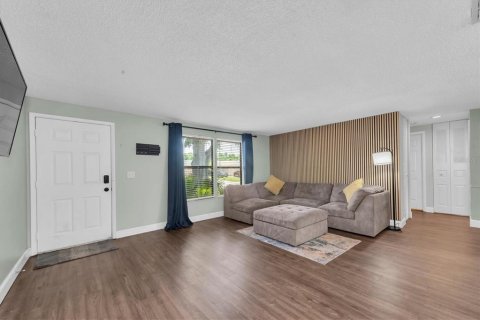 House in Oldsmar, Florida 4 bedrooms, 154.03 sq.m. № 1740595 - photo 3