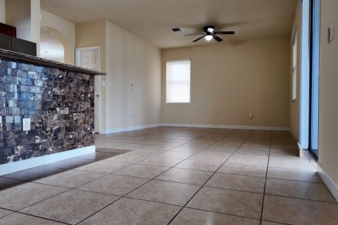 Villa ou maison à louer à Hialeah, Floride: 5 chambres, 256.32 m2 № 1964487 - photo 4